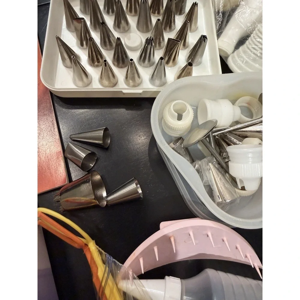 Cake Decorating Supplies Lot Metal & Plastic Tips Wilton Bags Etc Tip Carry Case